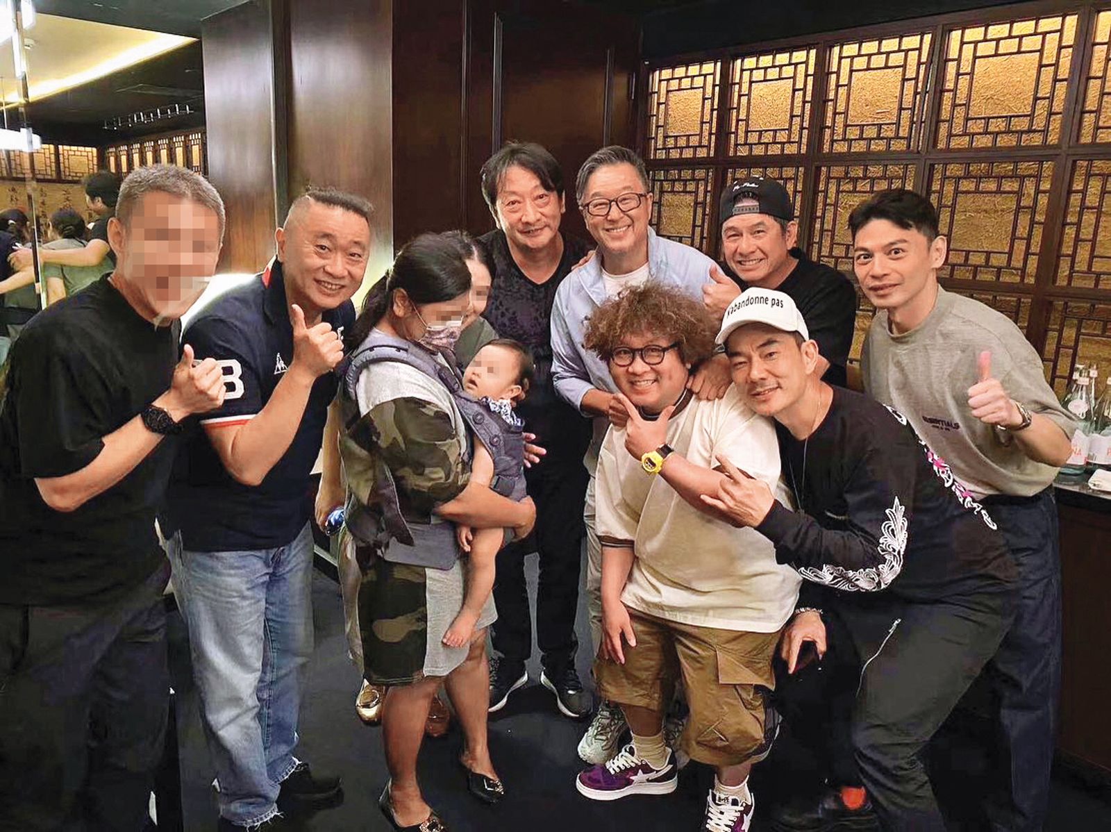九孔（左四）對家人相當保護，去年返台期間參加昔日《全民大悶鍋》班底聚餐，妻子（左三）和女兒首次曝光。（圖／翻攝自王偉忠臉書）