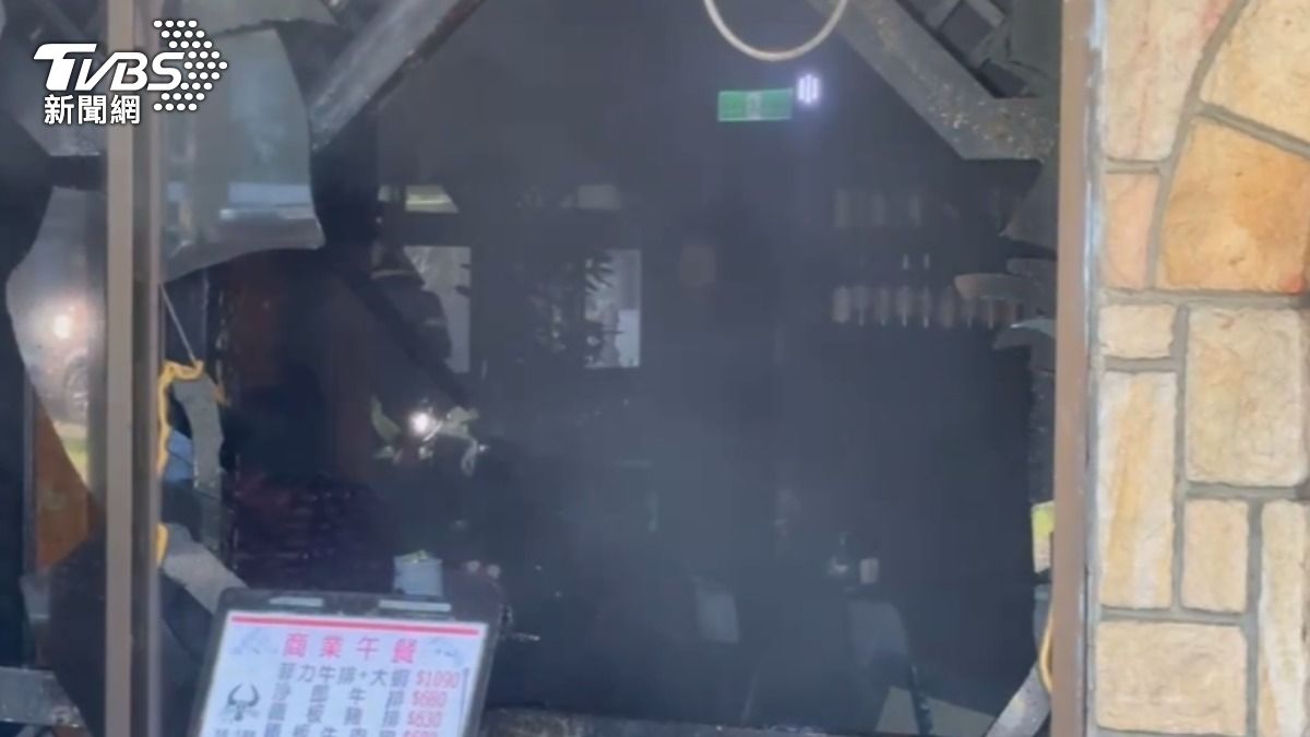 現場濃煙遍布。（圖／TVBS）