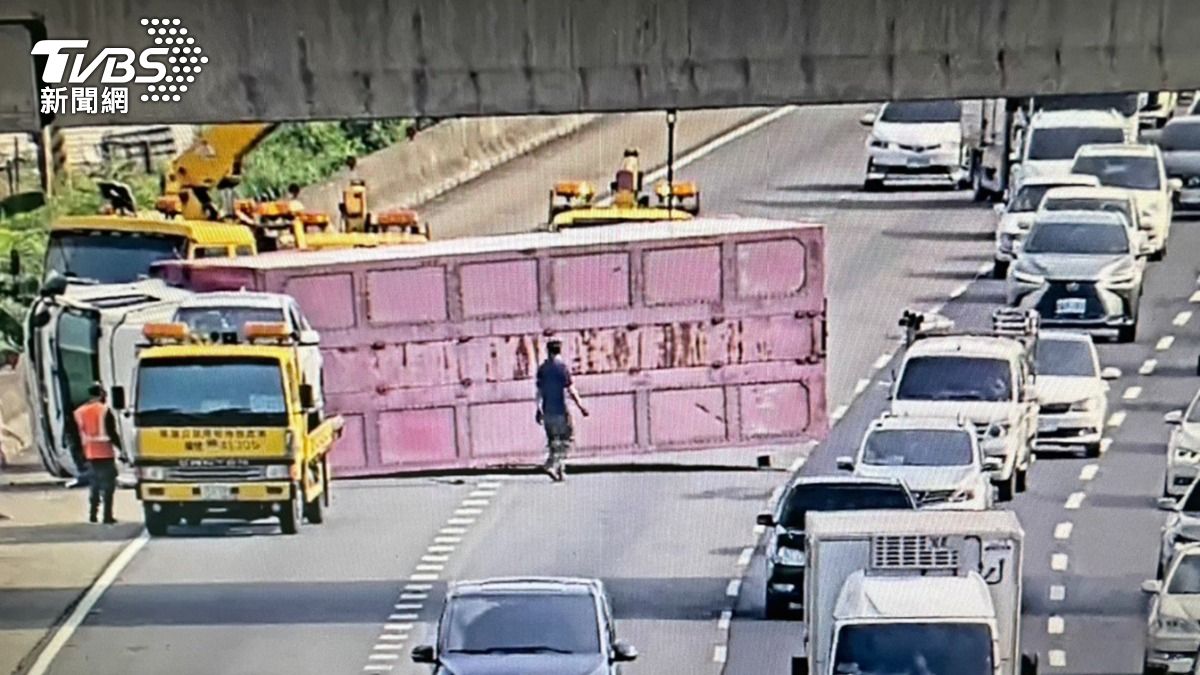 上班崩潰!15噸大貨車「國道煞不住」側翻 回堵3公里