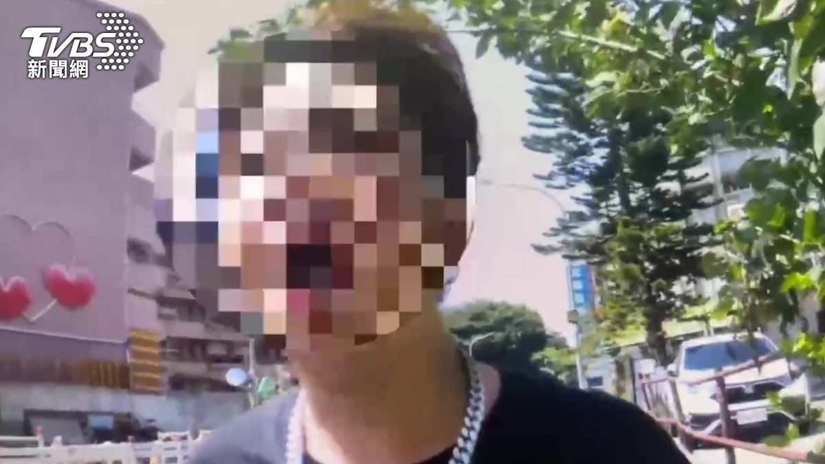 銬我回去呀!男搭小黃醉倒車邊 發酒瘋嗆警被管束
