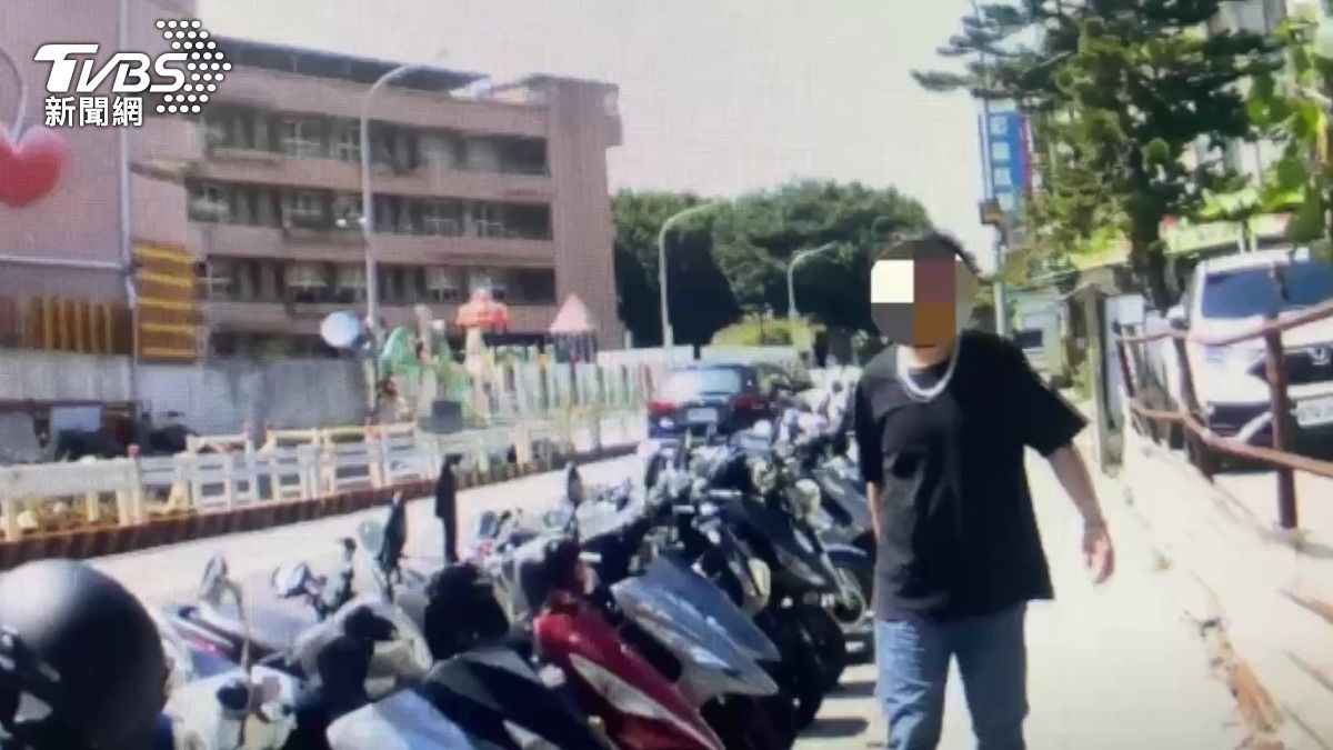 陳男被喚醒後突然發酒瘋逼近警員。(圖/TVBS)