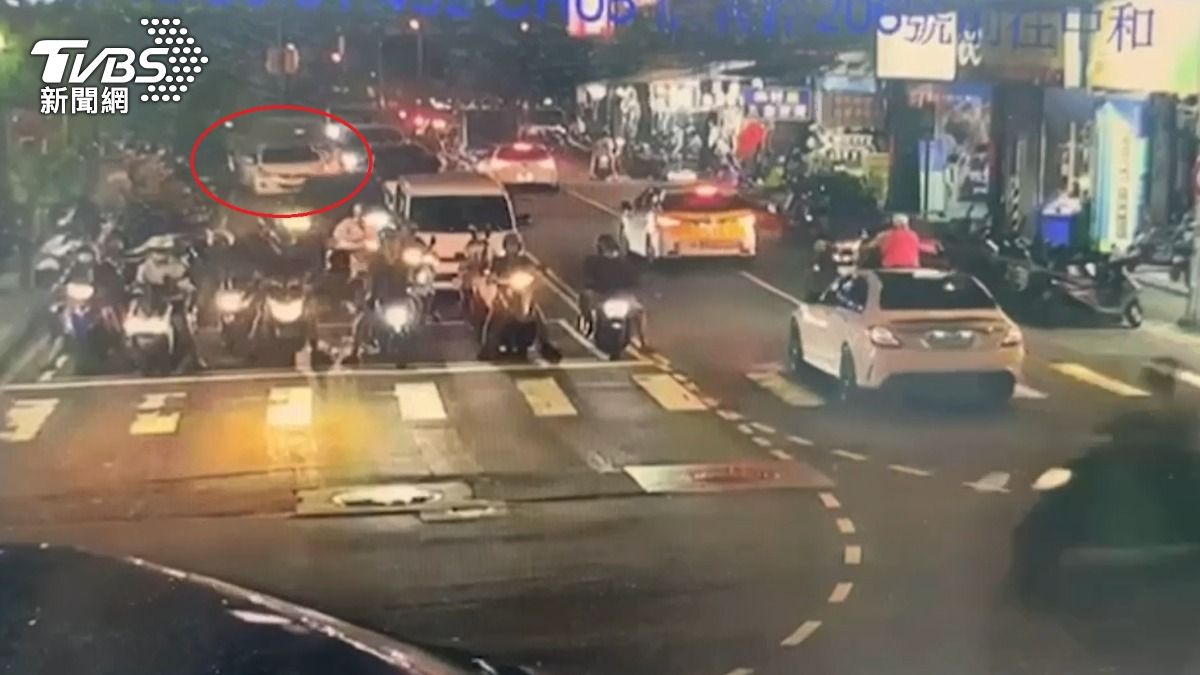 江姓通緝犯拒檢逃逸,沿路衝撞經過的車輛。(圖/TVBS)