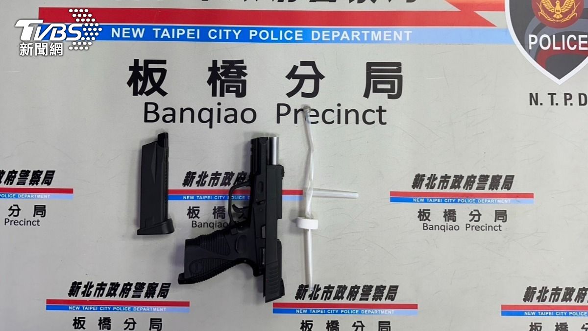 警方在車上搜出空氣鋼珠槍、毒品吸食器。(圖/TVBS)