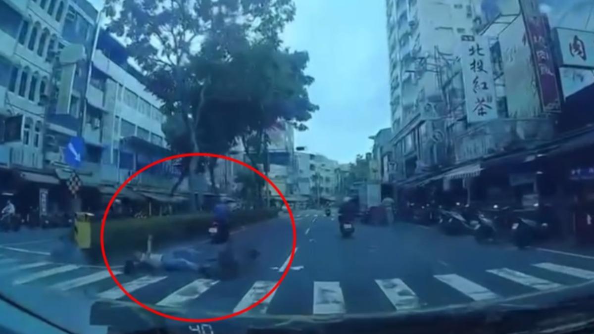江男當場重摔在地。（圖／翻攝自八卦村）