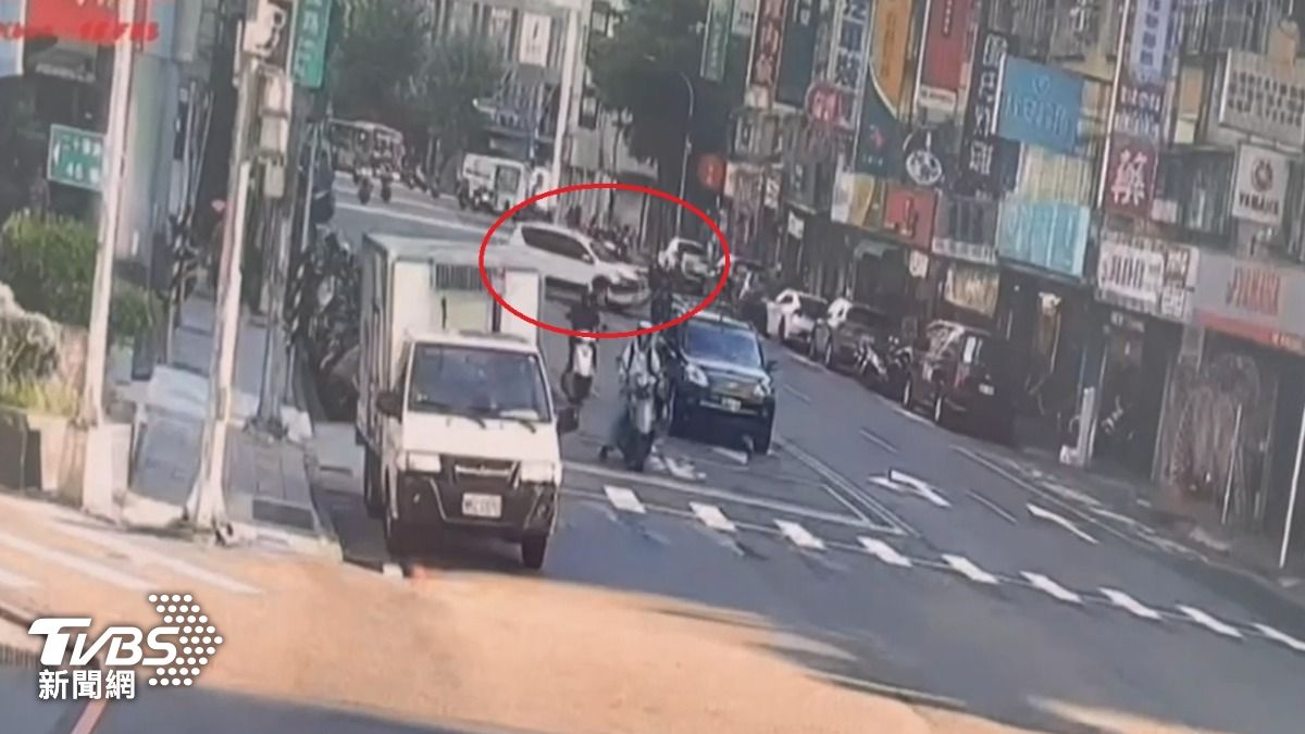 另一個監視器角度拍下撞擊瞬間。(圖/TVBS)