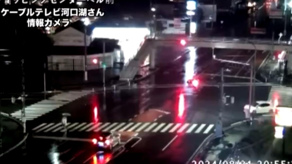 有片/陸女河口湖租車闖紅燈 自己人走斑馬線被她高速撞飛慘死