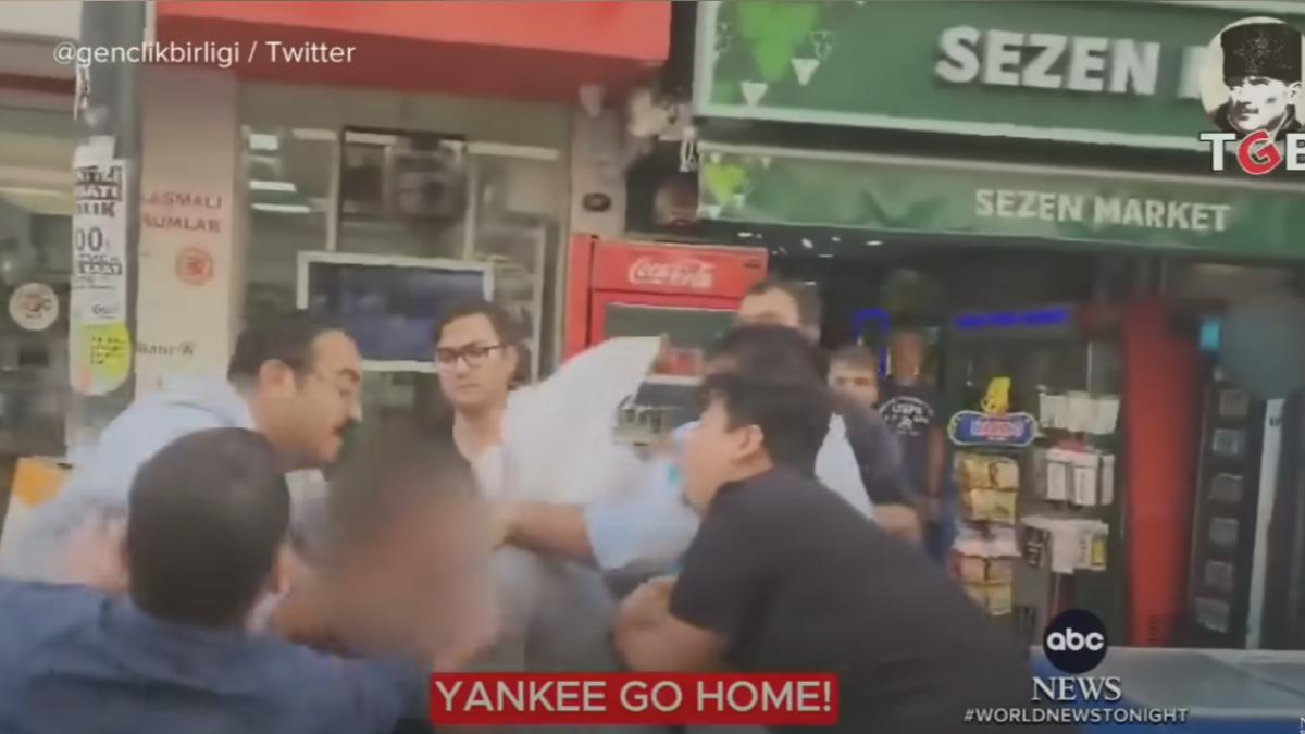 有片/2美軍土耳其休假遭15人圍毆 鬧事者吼:美國佬滾回家!