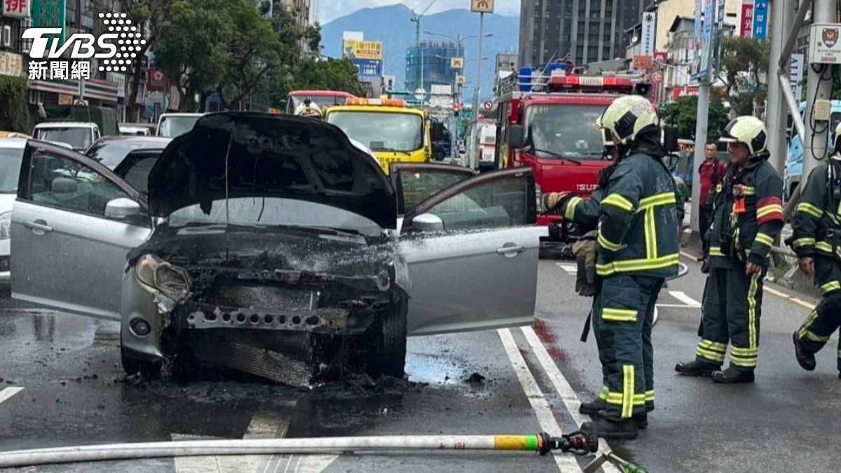 嚇!北市重慶南路火燒車 駕駛嚇壞車丟路中現場一度回堵