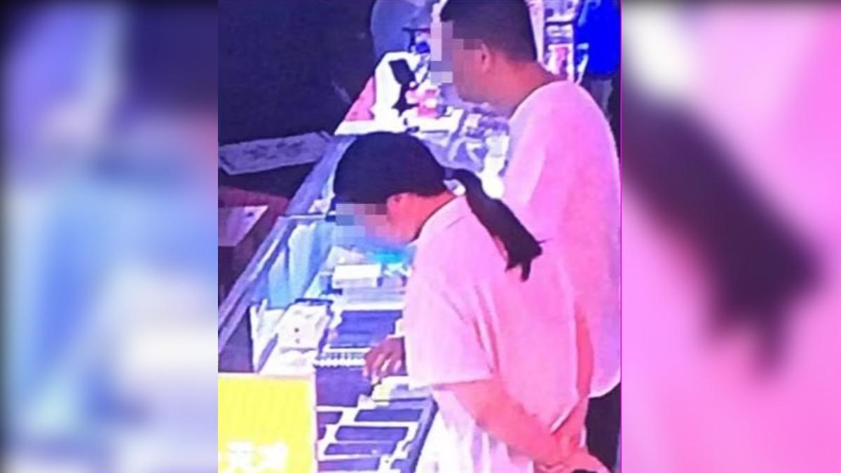 拾獲男大生手機的夫妻將其帶到二手手機店販賣。(圖/翻攝自聯合早報)