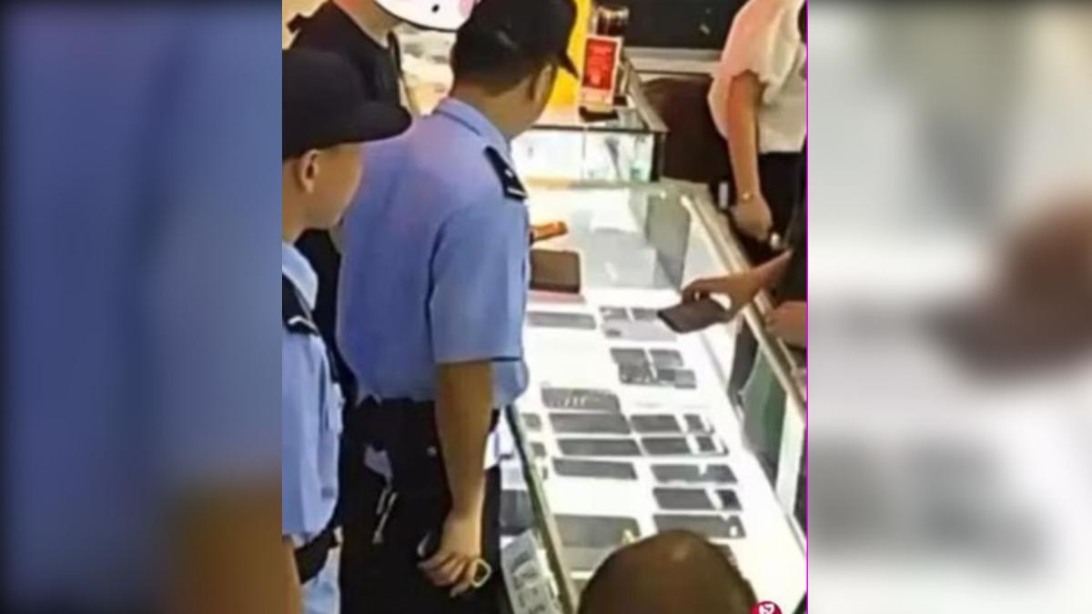 曾鈺淞下機後直接向公安通報,並在其陪伴下來到二手手機店。(圖/翻攝自聯合早報)