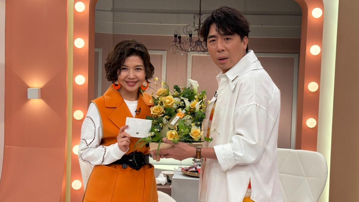 現場獻上花和柚子酒，歡送于子育。（圖／林彥君）