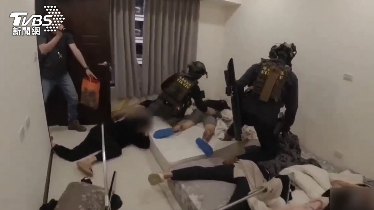 警方攻堅詐騙機房逮人。(圖/TVBS)