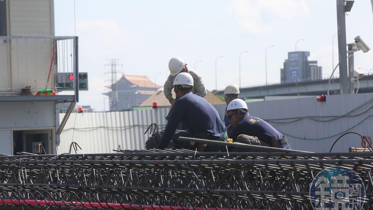 他嫌年輕人「怕髒、怕辛苦」　全場不挺：老人臭味都飄出來了