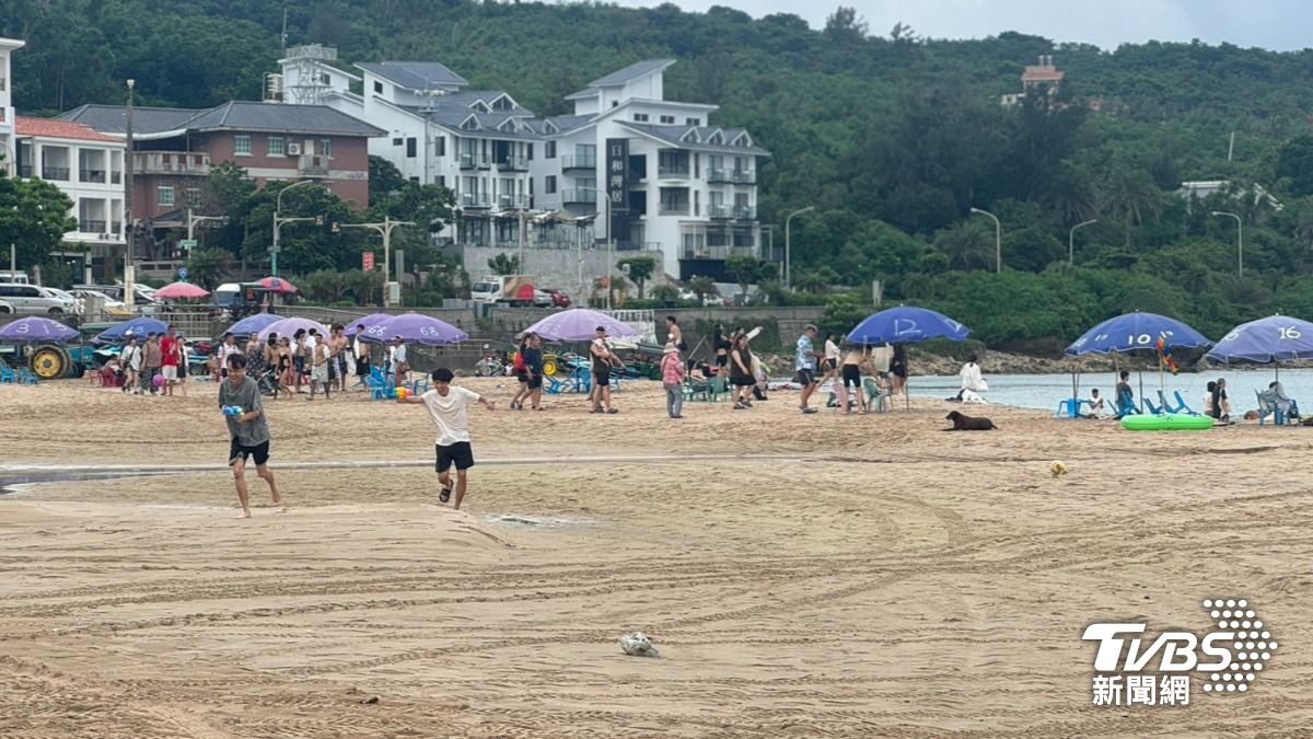 直擊/「陽傘占地」惹民怨!墾丁南灣沙灘現況曝 業者喊冤吐心聲
