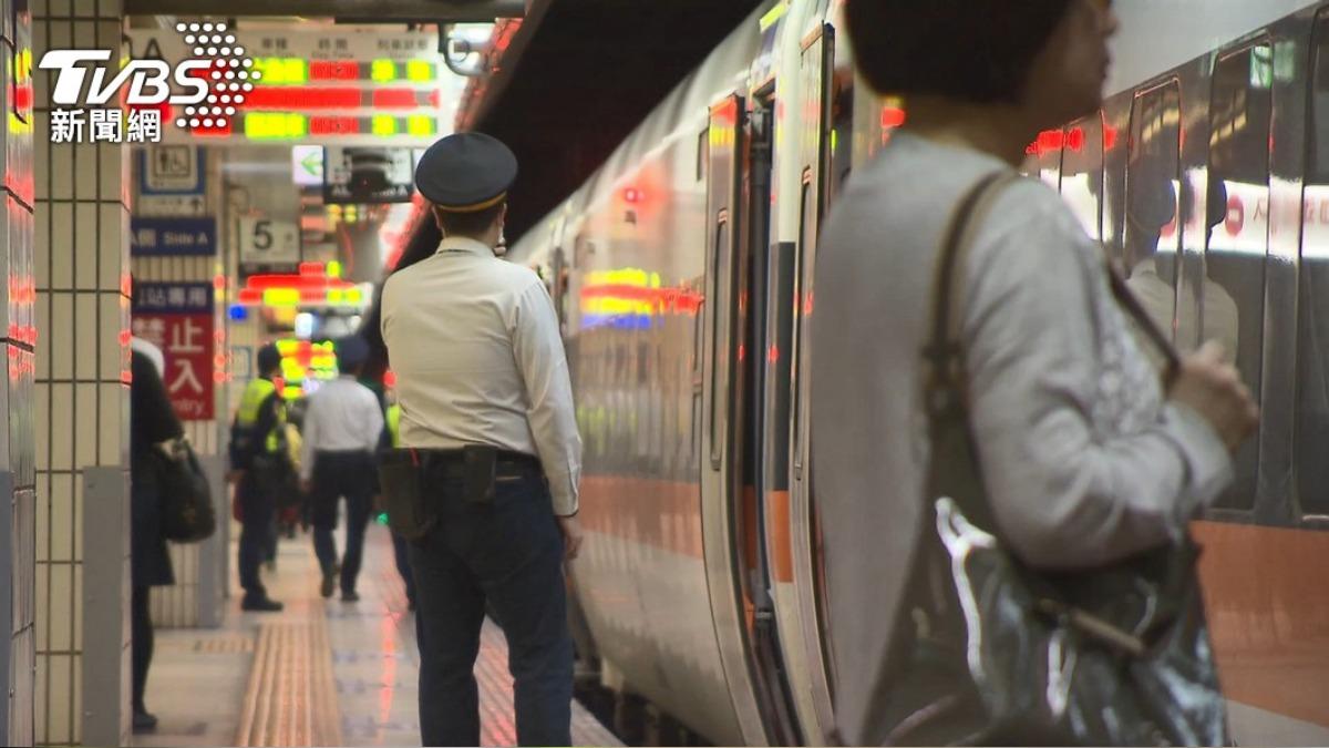 疑不明物體撞擊!台鐵列車凌晨「車邊突冒火光」 6車窗破裂