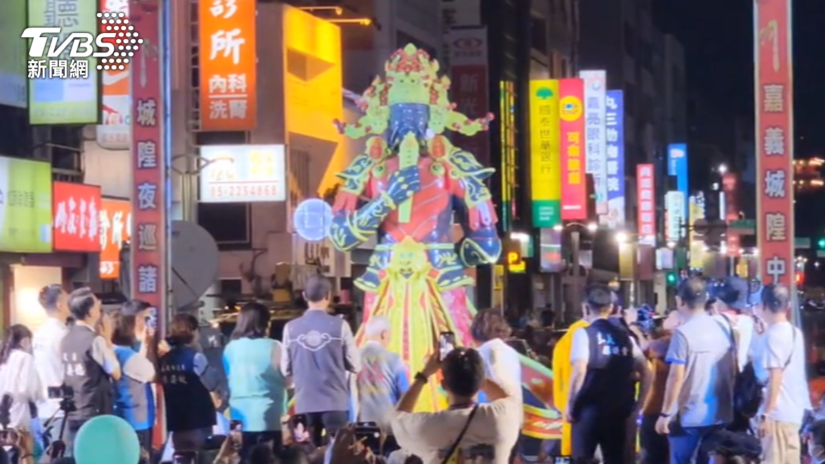 吸睛!嘉義城隍夜巡375公分「城隍機甲」亮相
