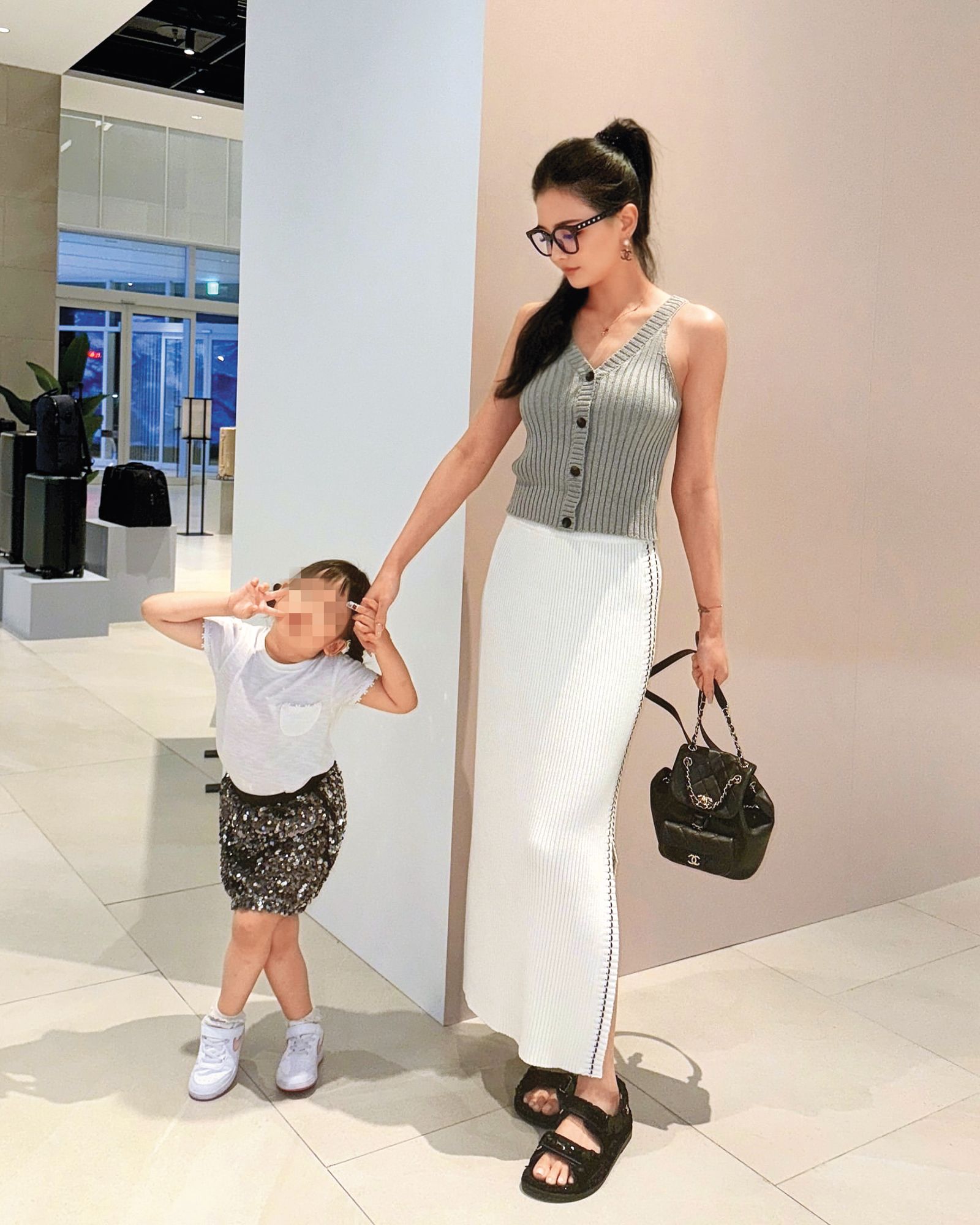 離婚後,夏黃廉盈不時曬出帶女兒出遊的照片。(圖/翻攝自夏黃廉盈IG)