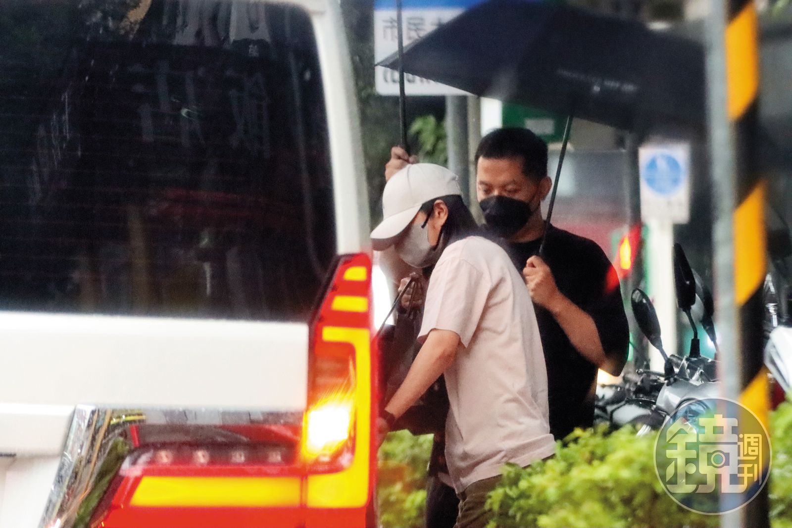 遭爆富商尪坐牢未探監!安以軒狼狽冒雨接兒女 偽單親現況曝光