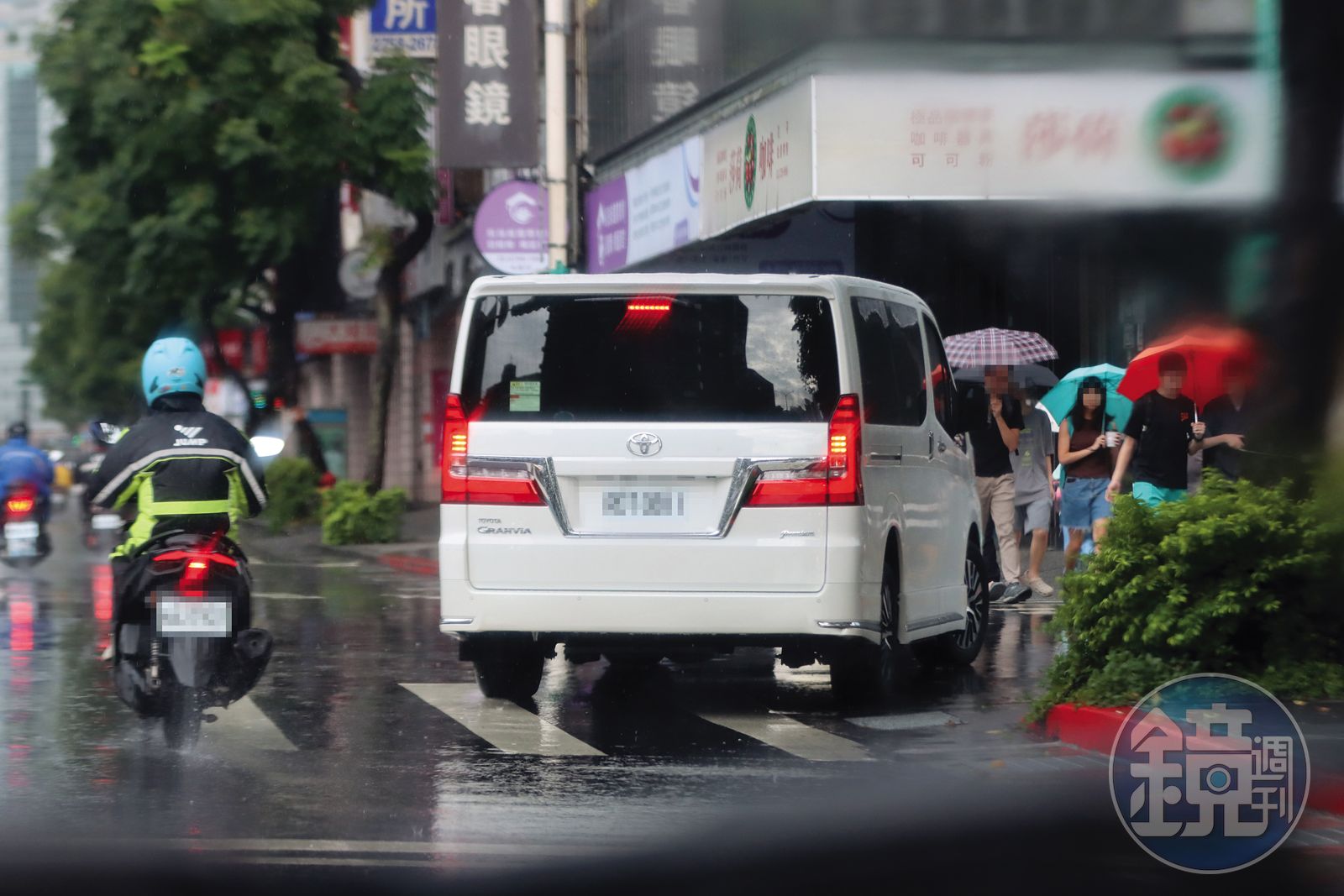8/15 16:44 全員上車後,司機就載著大家開啟迷航模式,在附近巷弄不停繞圈,警戒心甚高。(圖/鏡週刊)