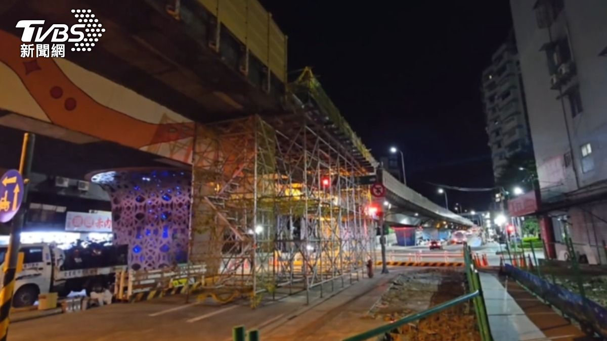 事故路段下方的平面道路仍在搶修中、持續全線封閉。(圖/TVBS)