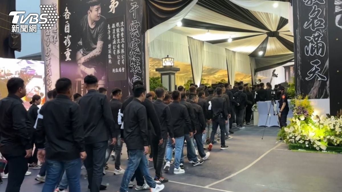 快訊/角頭「鴨頭」告別式場面浩大 千名黑衣人VS重兵武裝警力畫面曝