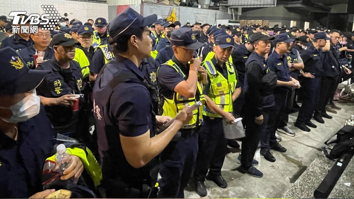 屏東警方武裝重兵出動271多名警力到場維安。(圖/TVBS)