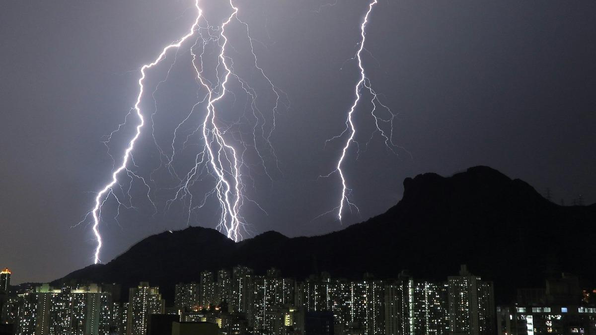 摩羯颱風衝香港掛「一號風球」!一小時逾7000次閃電 暴雨狂襲