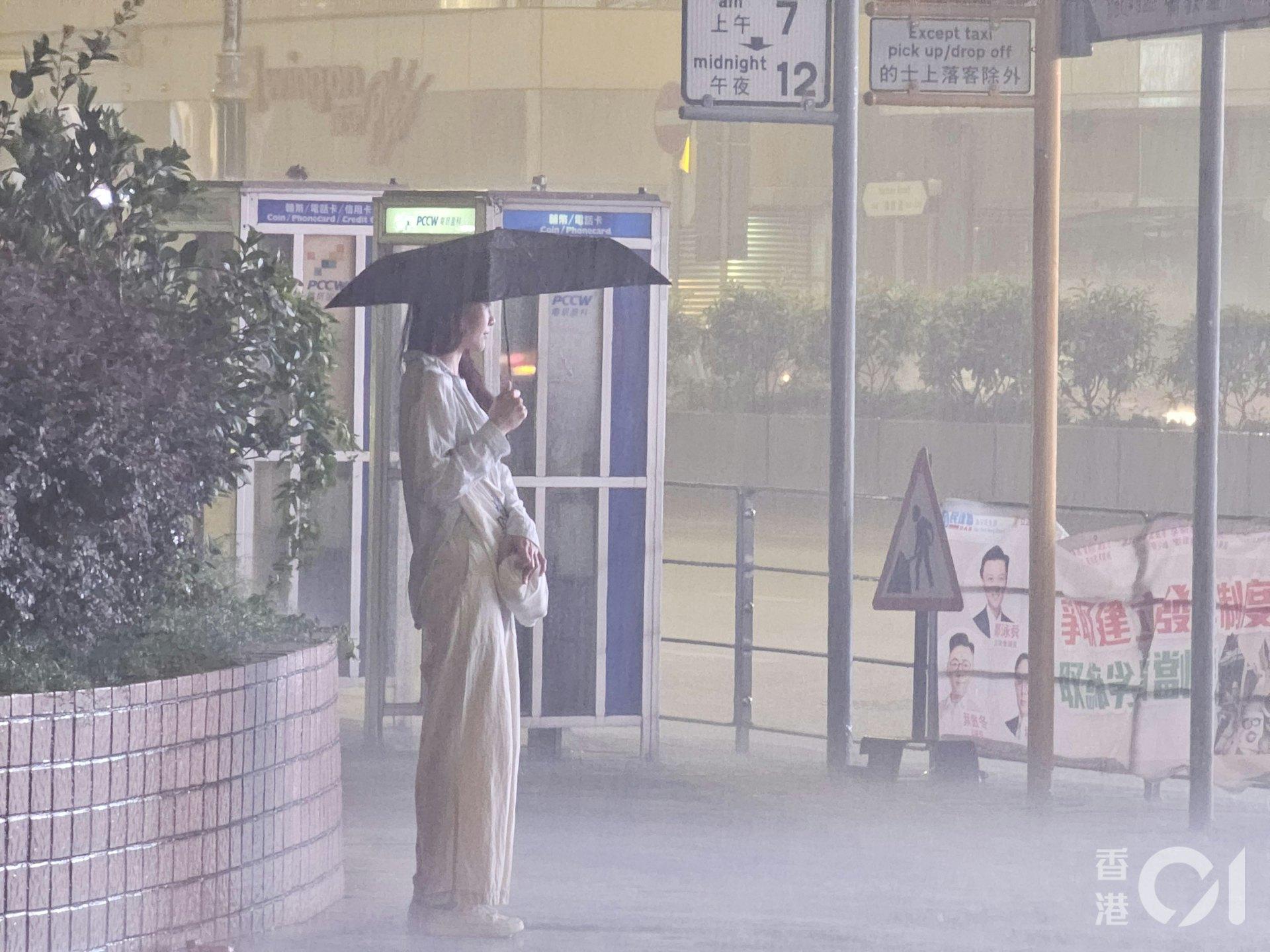 在摩羯逐漸靠近之際，香港東北面的一道雷雨帶也正逐漸靠