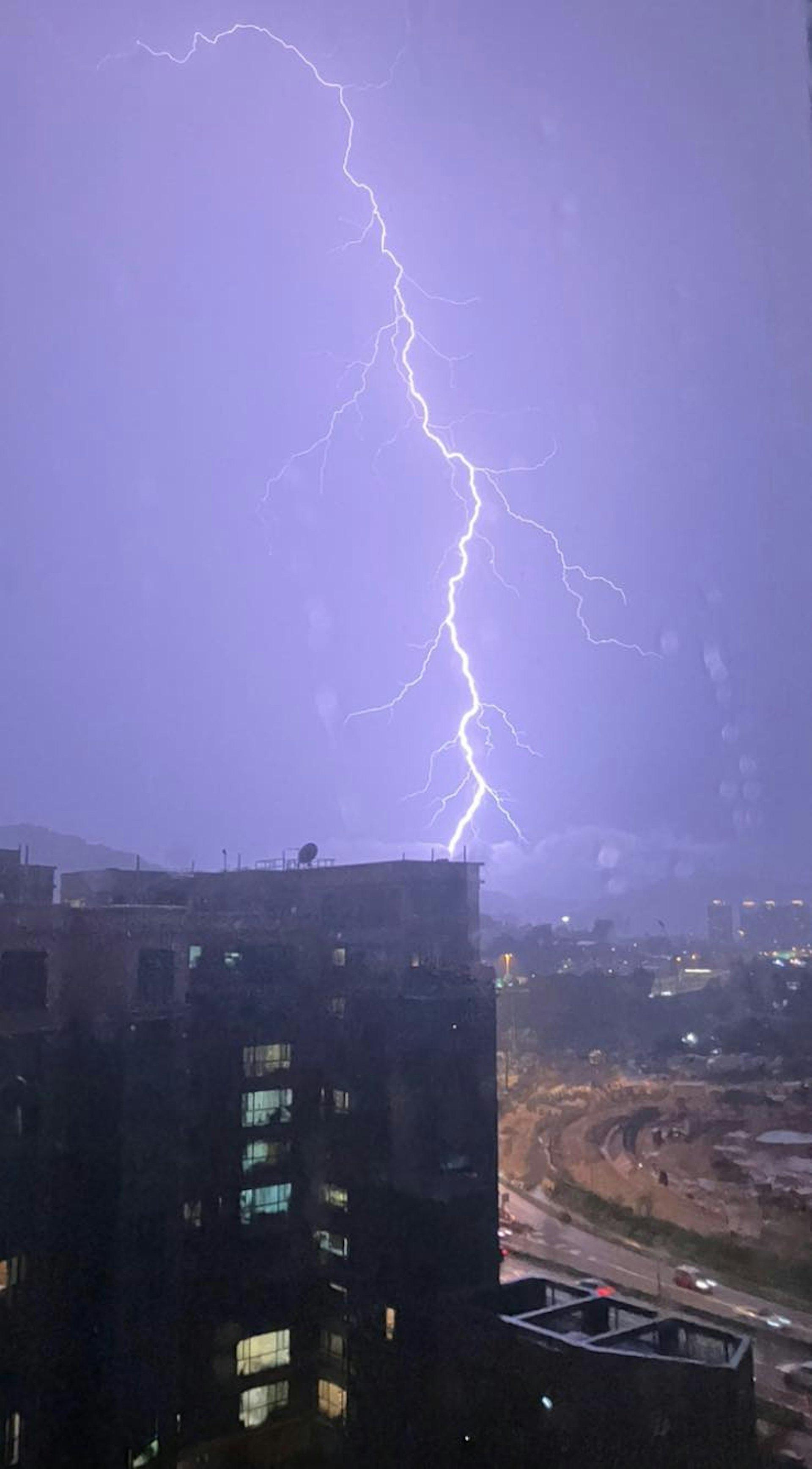 9月3日晚上一道雷雨帶由東向西橫掃香港，天文台一小時內錄得逾7,000次閃電。（圖／翻攝自社區天氣觀測計劃CWOS臉書） 
