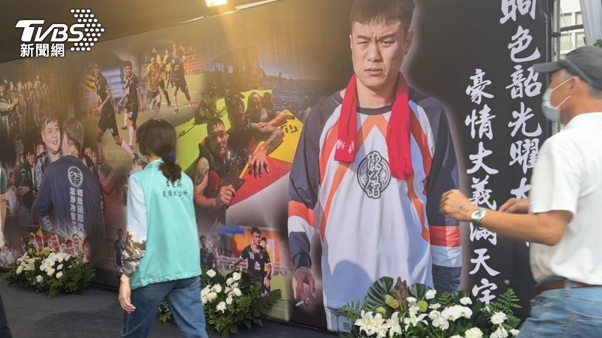 各界人士紛紛前往致意。(圖/TVBS)