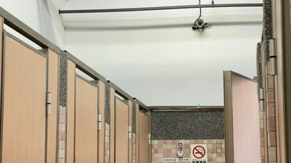 連女廁內也有監視器。(圖/翻攝苗栗大小事)