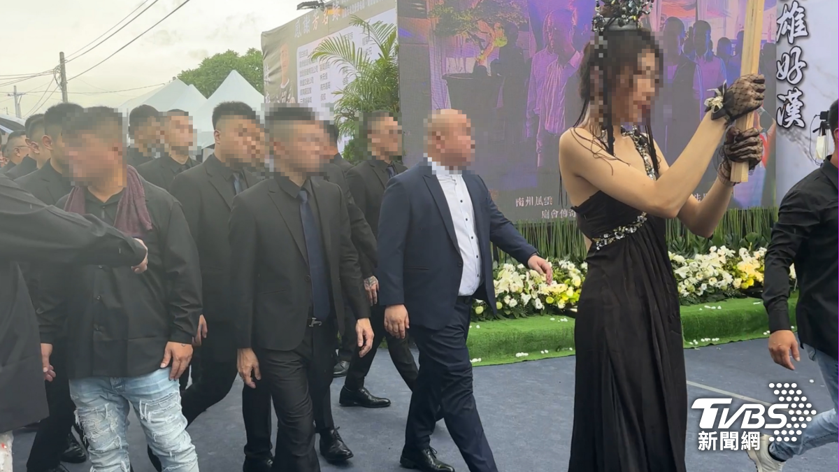 超正禮生穿梭會場,接待前來弔唁的人士。(圖/TVBS)