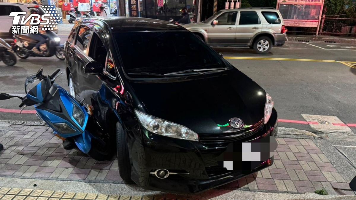 楊姓騎士遭右轉的汽車撞到骨折。(圖/TVBS)
