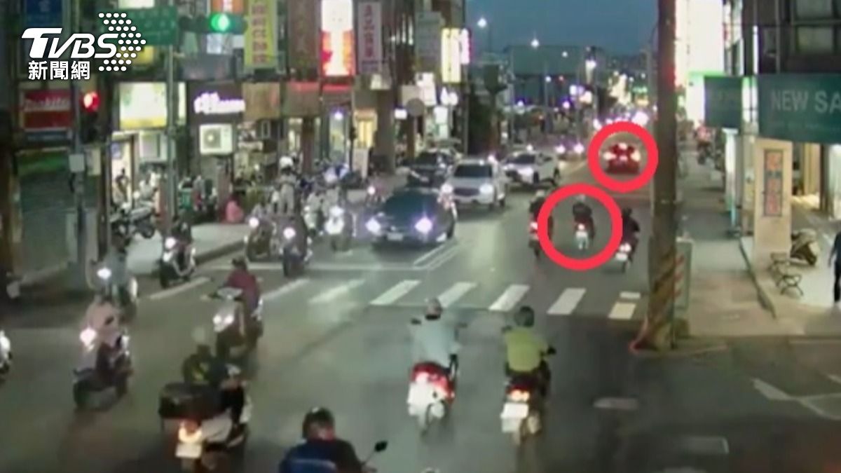 監視器拍下楊姓騎士挨撞前的身影。(圖/TVBS)