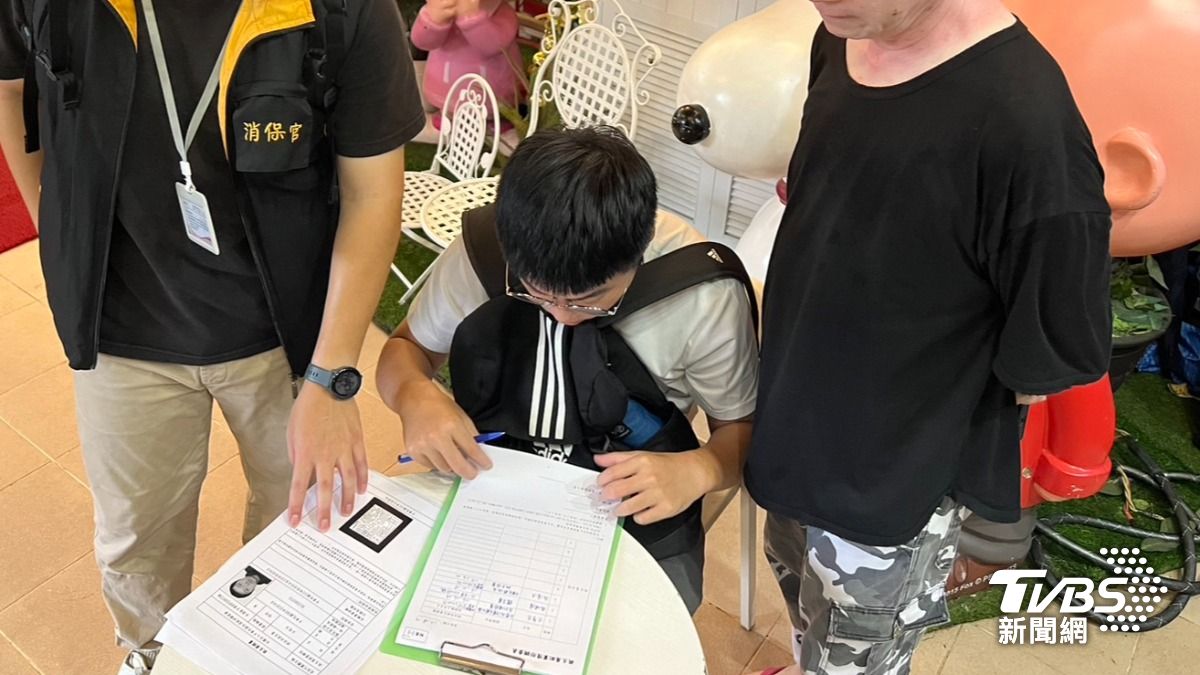 確保游泳館業者各項安全措施均落實到位,以提升全市游泳館的安全管理水準。(圖/新北市消保官 提供)