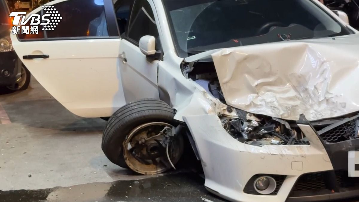 有片/精神恍惚酒測0?宜蘭軍人擦撞路邊3車 時速40車子全毀