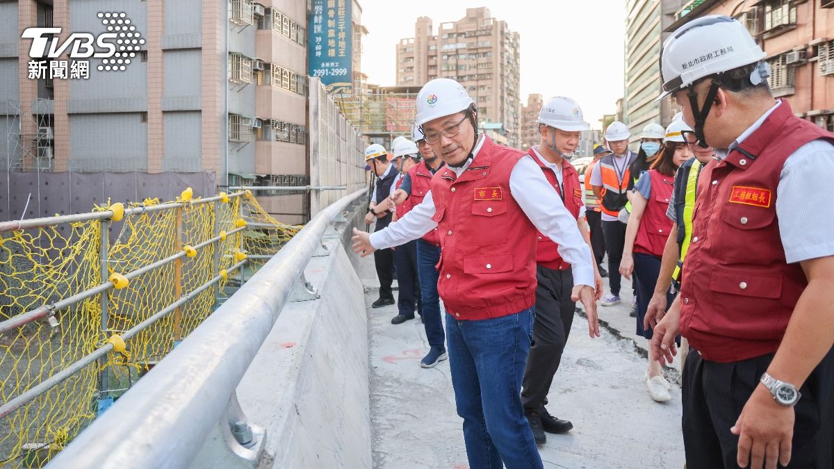 市長侯友宜多次履勘視察,要求工程人員,台1高架道路務必提早恢復通車。(圖/新北市交通局 提供)