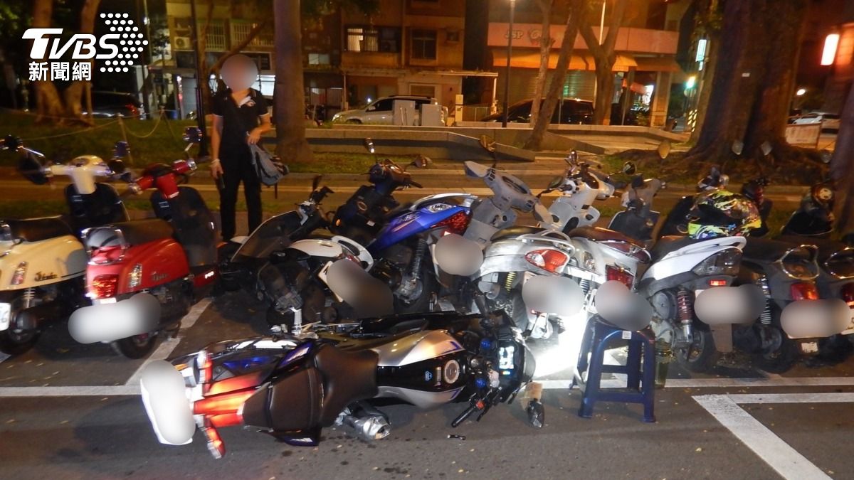 有片/超衰!台中小姐姐開車橫掃5機車 重機女騎士也挨撞掛彩