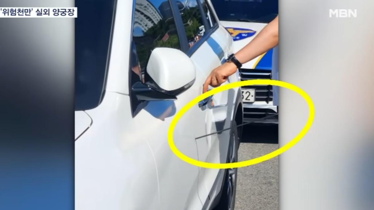 韓大學練射箭出包！轎車等紅燈遭「百米外飛箭」射穿車門　駕駛嚇傻