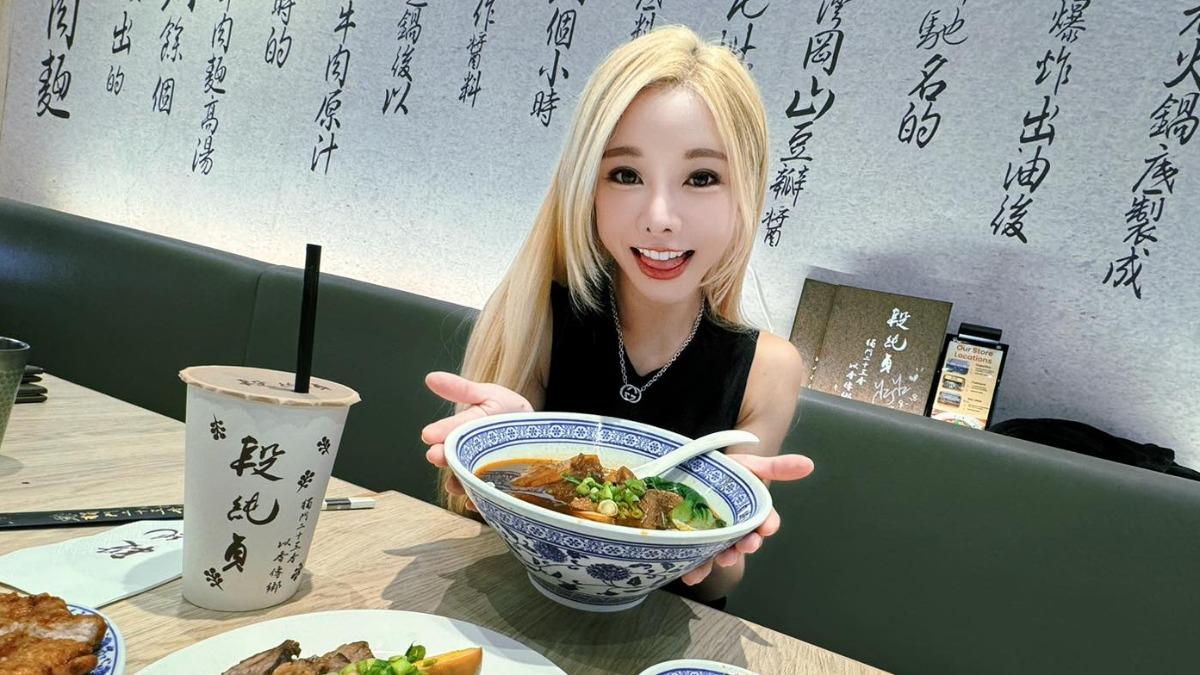 巫苡萱舊金山吃牛肉麵被認出是《天才衝衝衝》主持。(圖/時代創藝提供)