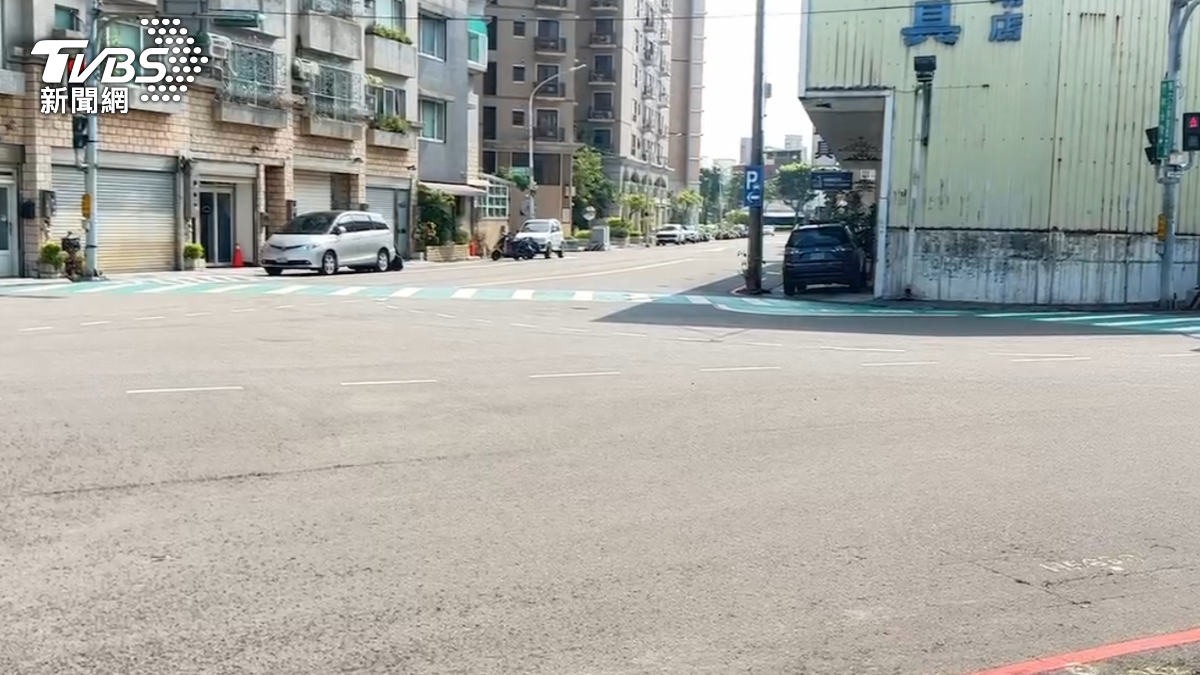 孩童跑至該三岔路口被發現。(圖/TVBS)