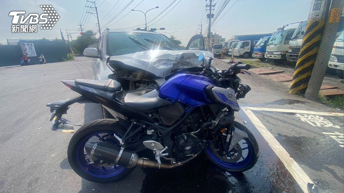 有片／悚！重機輛被「吃進」休旅車頭　22歲男騎士手腳斷了