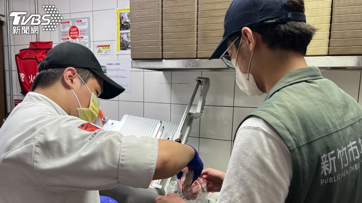 新竹市衛生局啟動中秋應景食品專案稽查。（圖／TVBS）