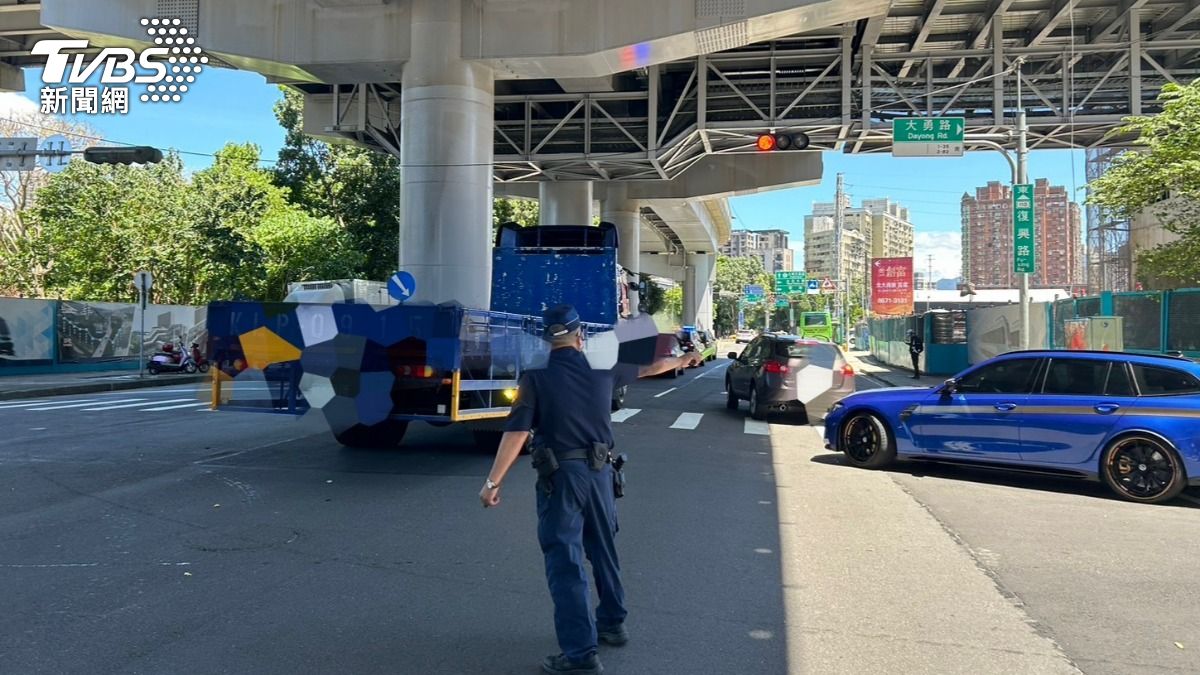 快訊/三峽死亡事故!雙載機車變換車道釀擦撞 乘客當場被輾斃