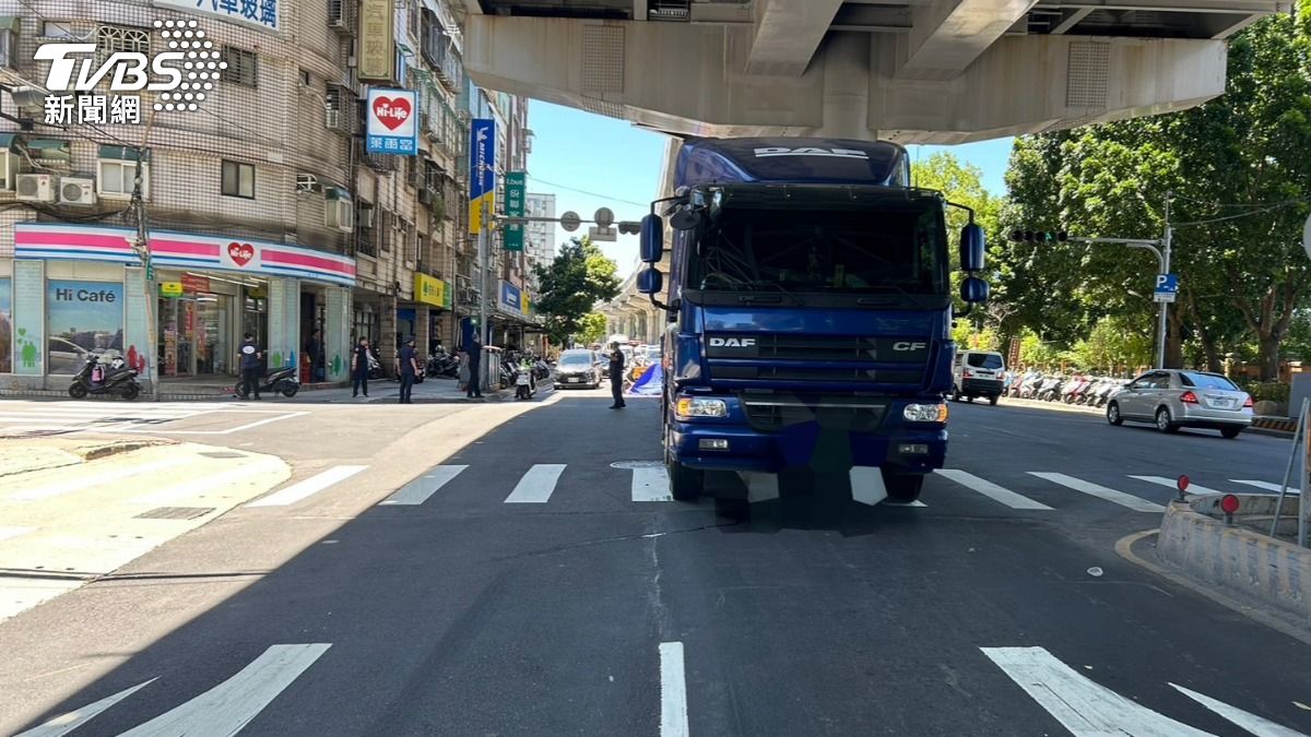 雙載機車變換車道時不慎與大貨車擦撞，後座乘客倒地後慘被輾斃。（圖／TVBS）