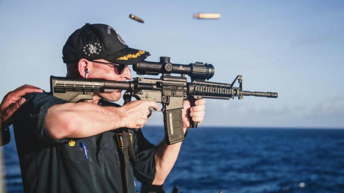 動作片都不會錯！曬射擊照「瞄準鏡卻裝反」　美海軍艦長遭解職