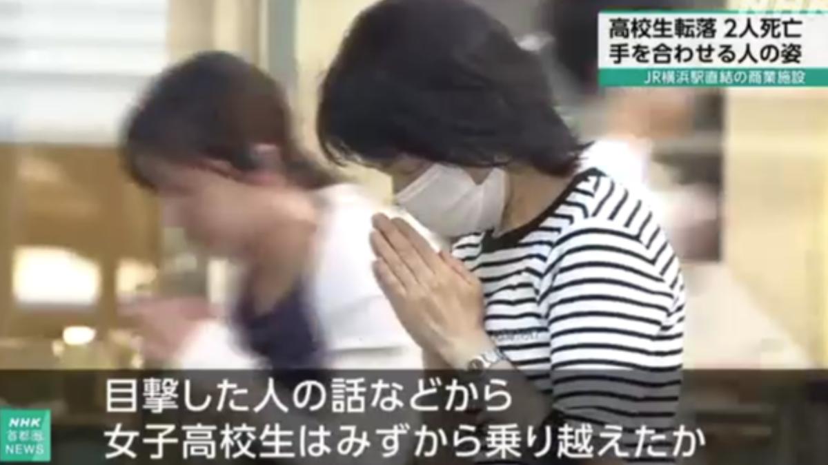 JR橫濱站湧獻花人潮，雙手合十為死者默哀。（圖／翻攝自NHK）