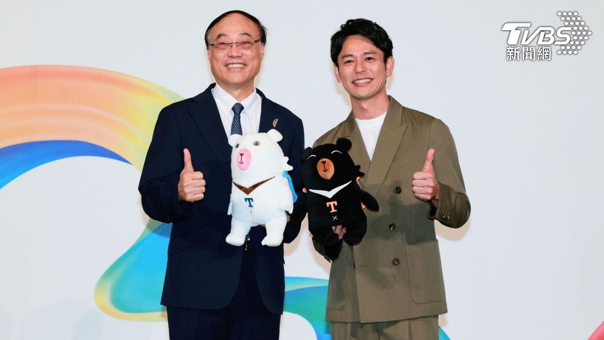 妻夫木聰與黑色的「喔熊」與白色的「嗨熊」合照。(圖/趙世平攝)