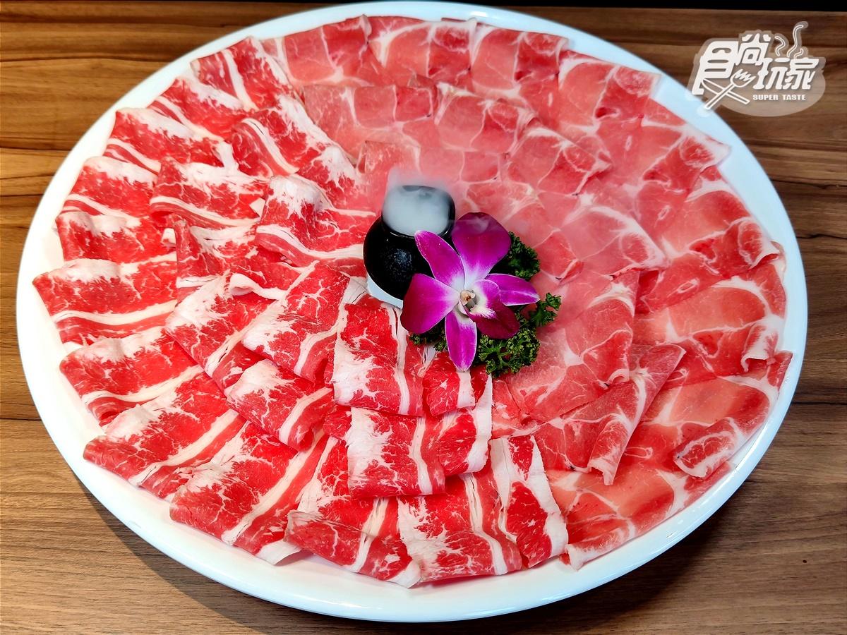 足足有20盎司的「暴龍雙拼」(788元,份),內有牛五花與豬梅花,也可單點。(788元)(圖/食尚玩家)