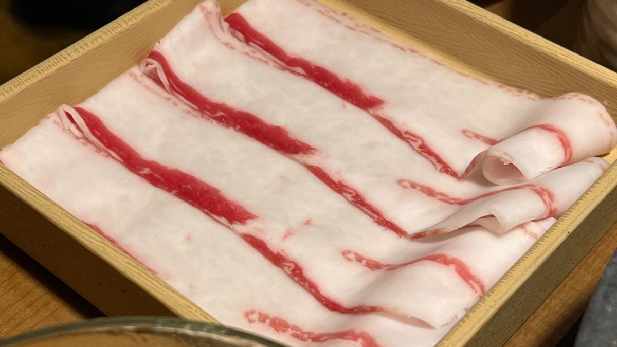 日本溫野菜點伊比利豬 「幾乎一片白」上桌客人傻眼:都肥油